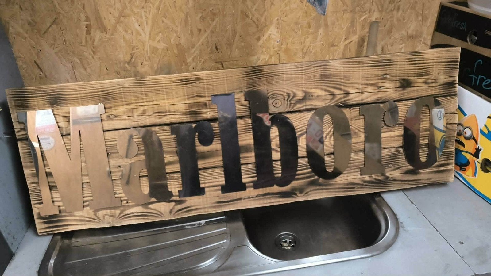 enseigne malboro, Enlèvement