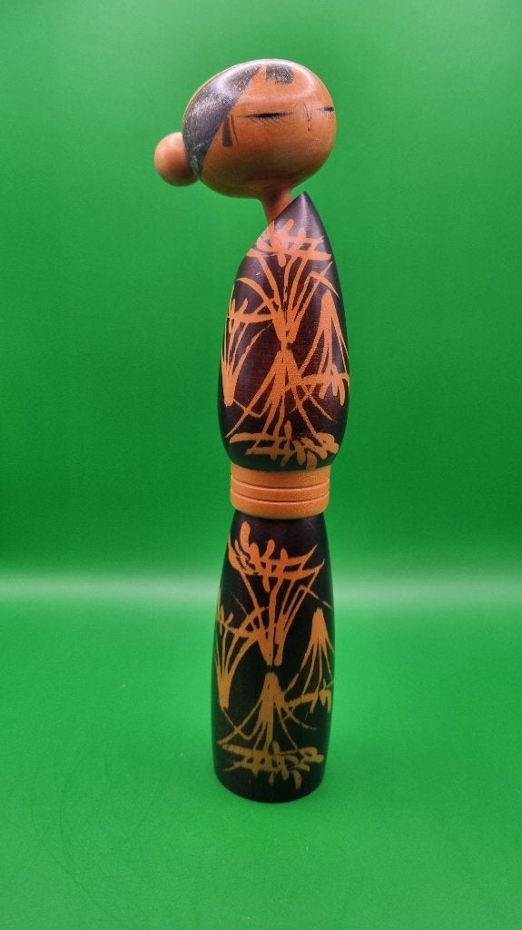 Elegante Semishigure Kokeshi van Sugai Sato, Antiek en Kunst, Hout, Geschilderd, Ophalen of Verzenden, Japan
