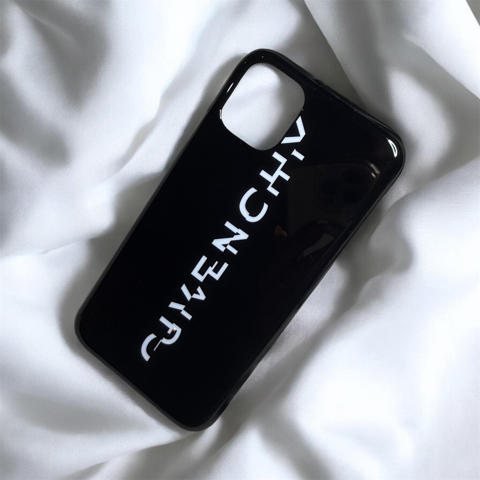 Givenchy hoesje met volledige set voor iPhone 11 van €150, Ophalen of Verzenden, Nieuw, IPhone 11, Wit