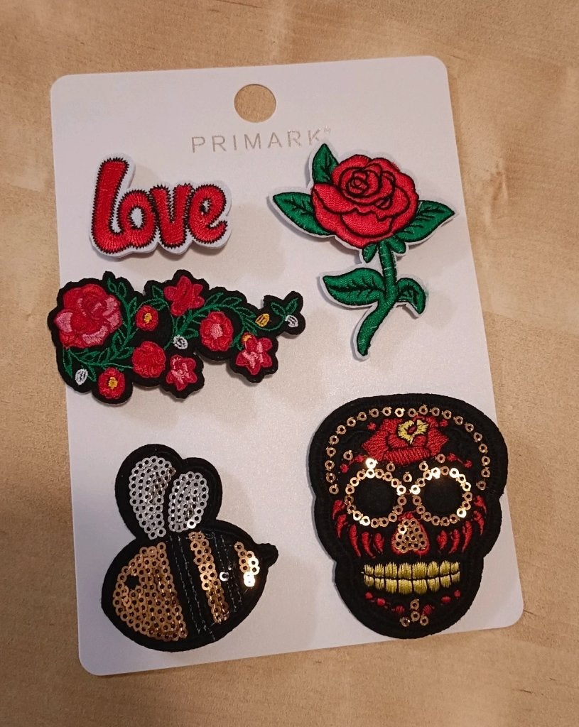 Lot de 5 écussons brodés Primark – fleurs, abeille et crâne, Enlèvement ou Envoi, Neuf, Application