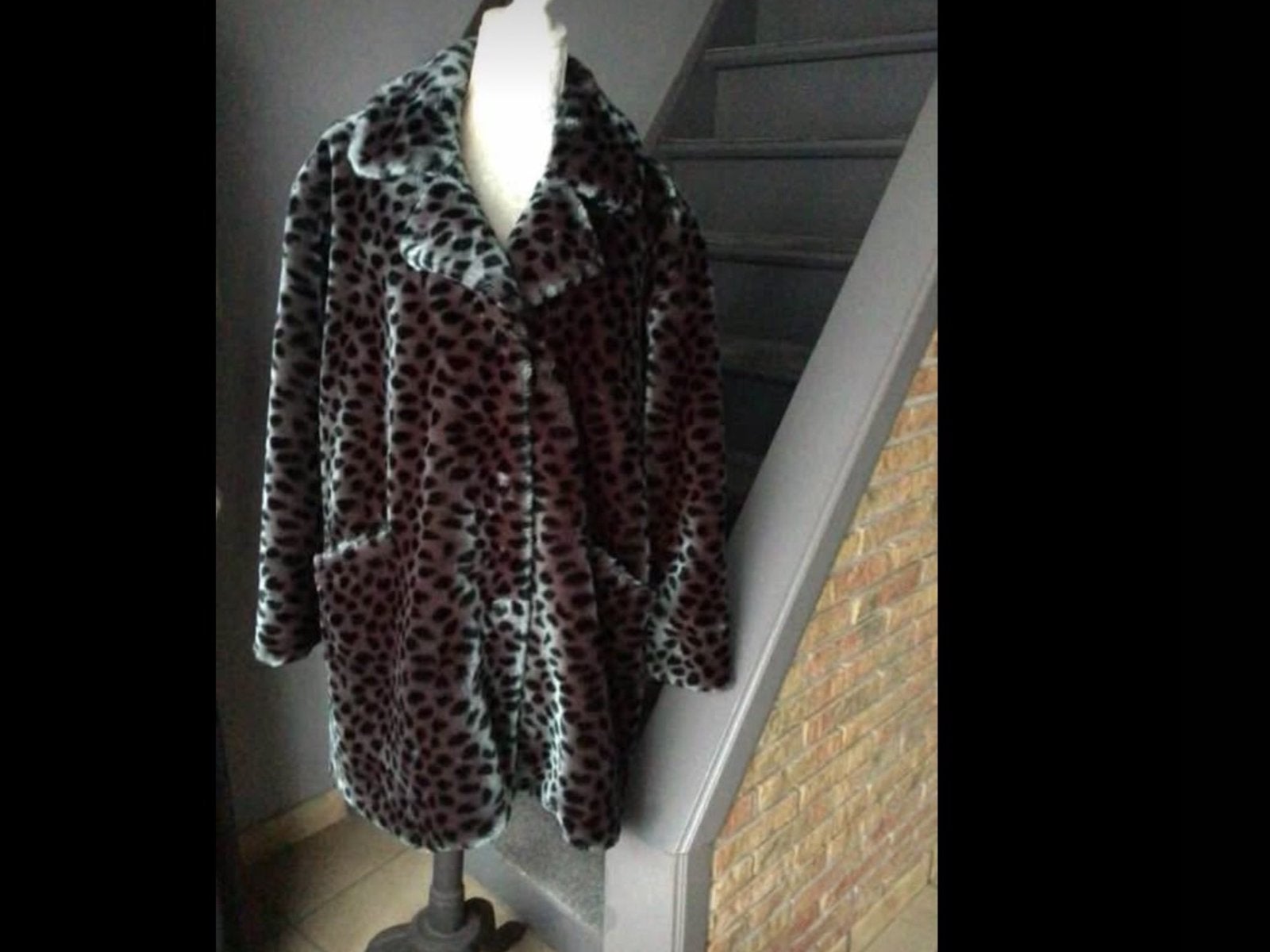 Veste manteau imitation fourrure taille 46/48  30€ piéce, Enlèvement ou Envoi, Comme neuf