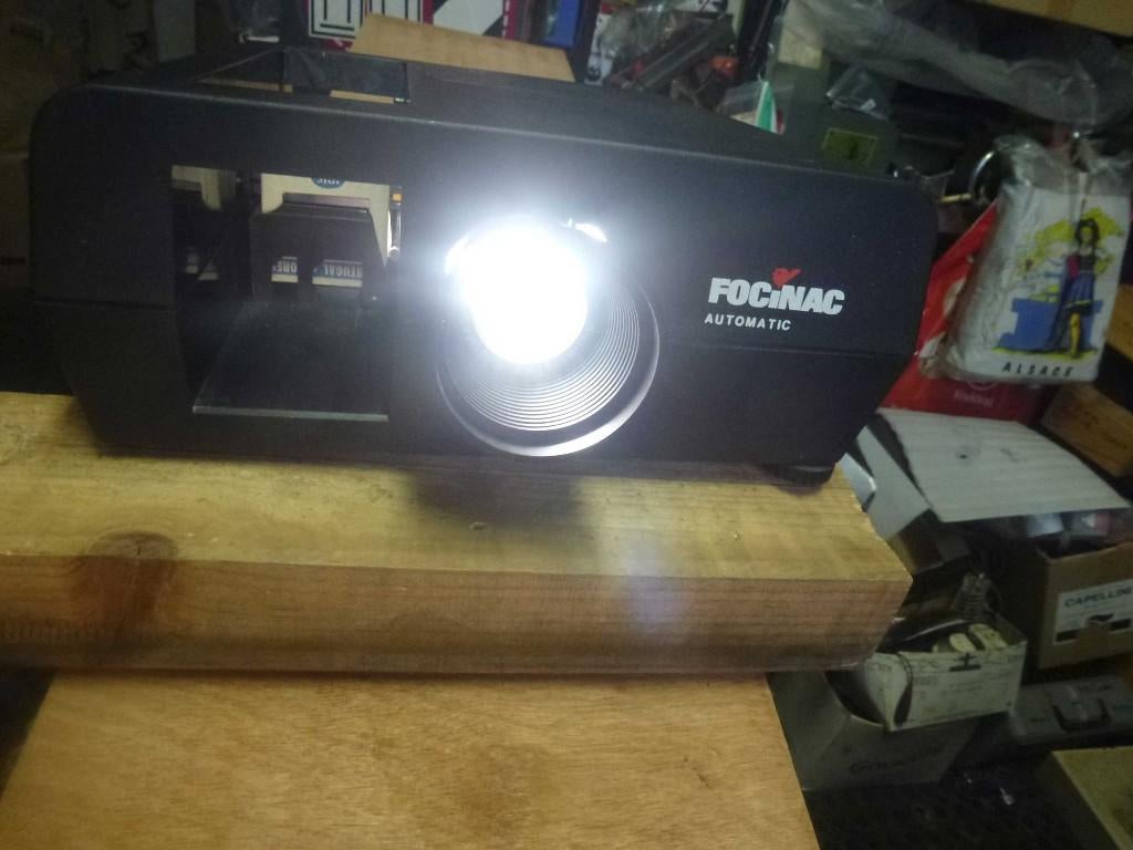 Projecteur pour Dias FOCINAC , marque " Belge" de 1969, TV, Hi-fi & Vidéo, Projecteurs dias, Enlèvement ou Envoi, Reconditionné