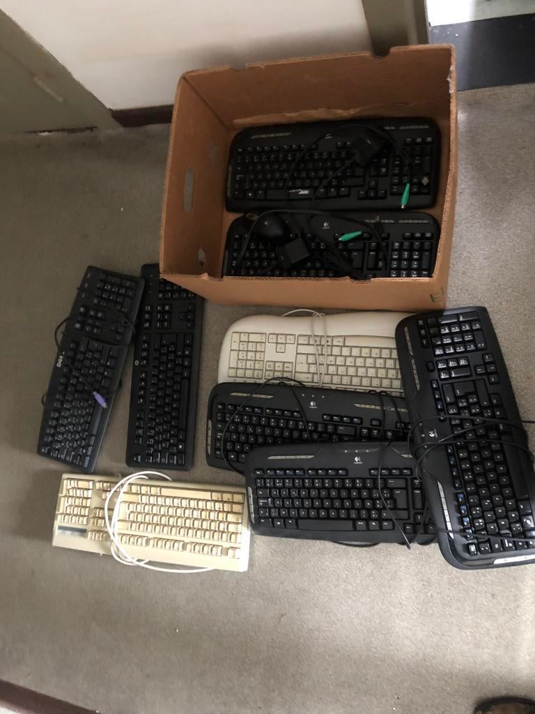 8 toetsenborden, Toetsenbord en muis-set, Gebruikt, Azerty, Ophalen of Verzenden