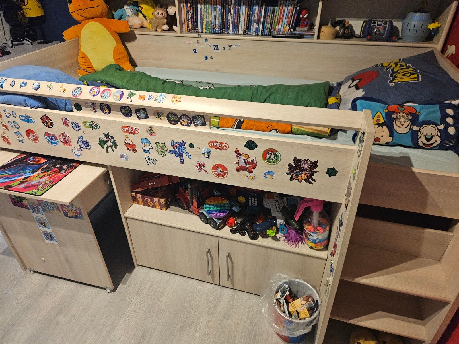 Half hoog slaper met stickers van Pokémon, Ophalen