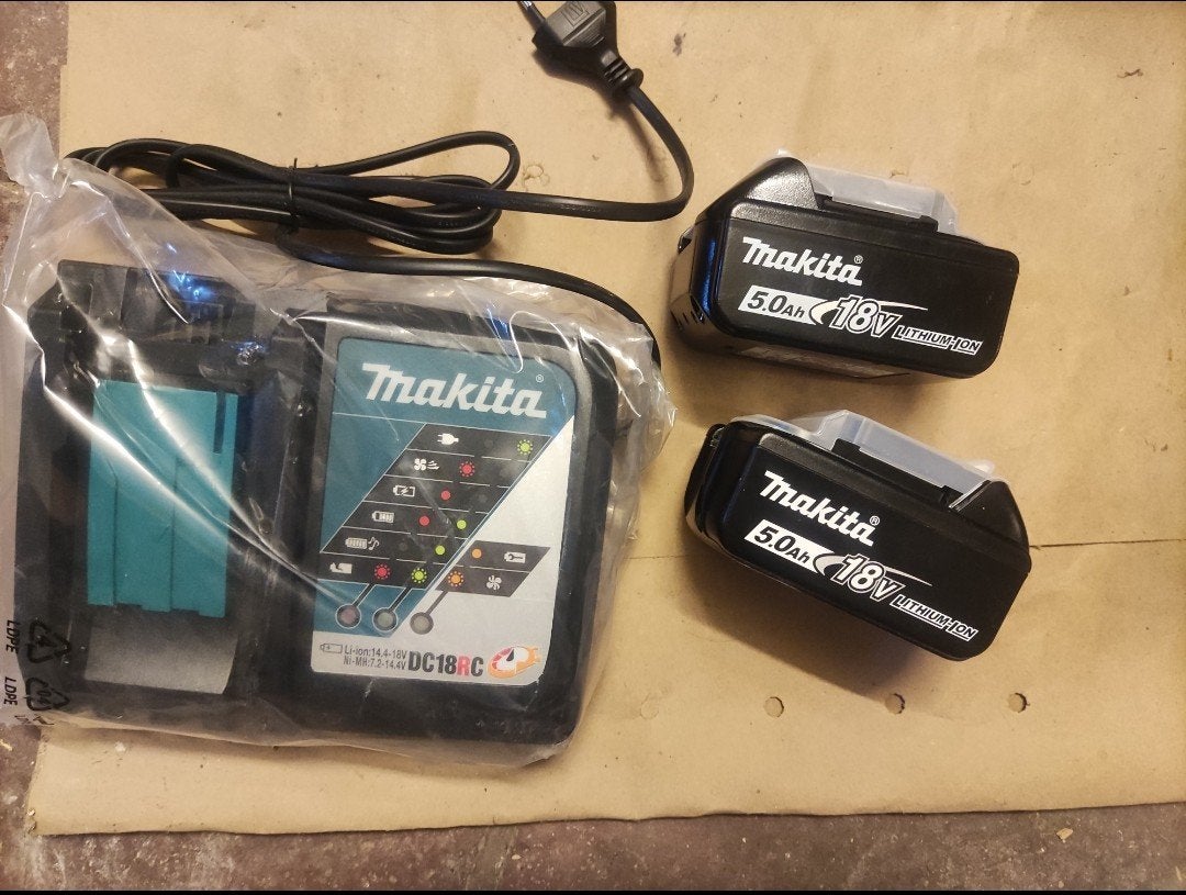 2 x Makita batterijen 18V 5Ah en oplader., Ophalen of Verzenden