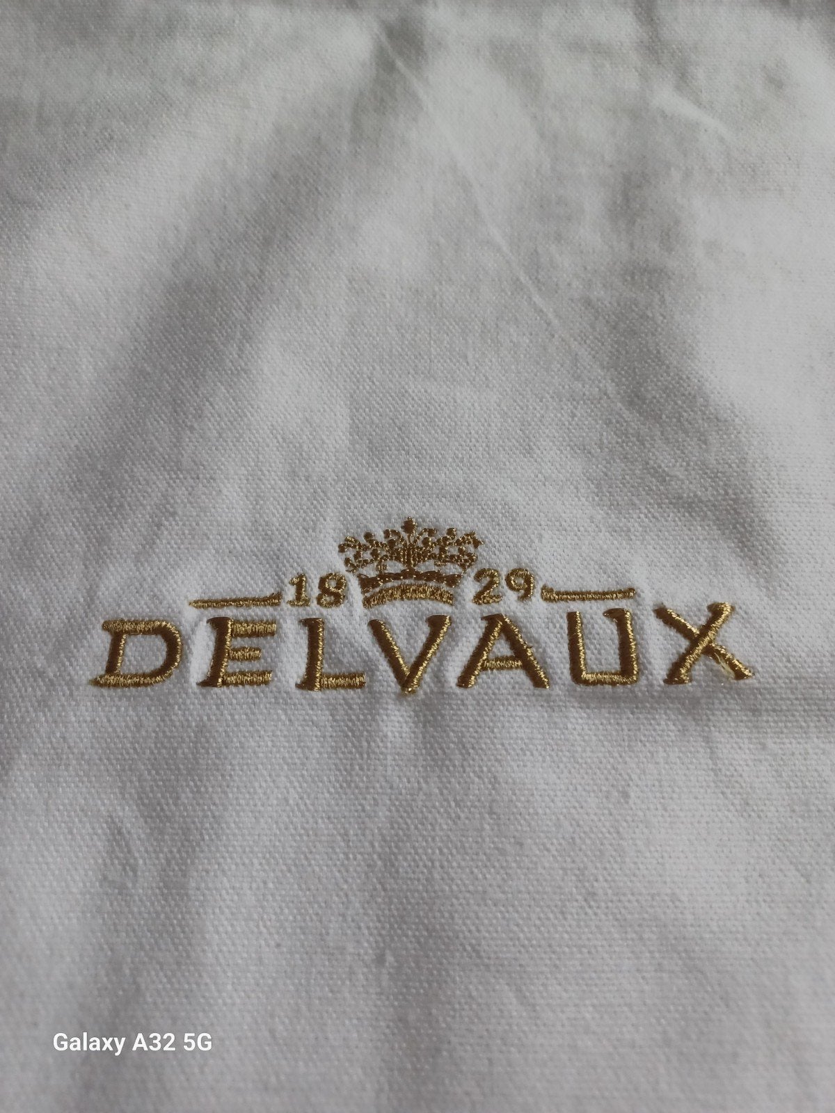 DELVAUX Housse pour sac brodée siglée, Envoi