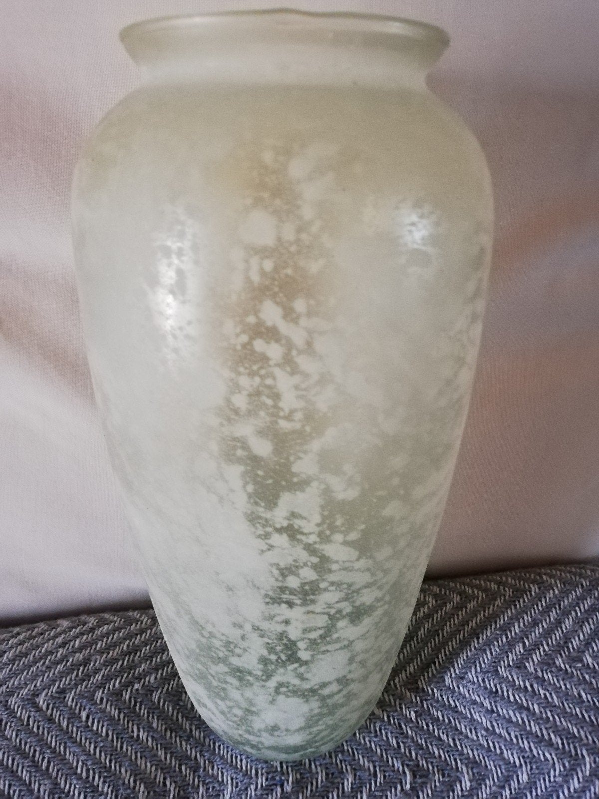 Vaas 28 cm hoog  in gebloemd glas., Antiek en Kunst, Ophalen