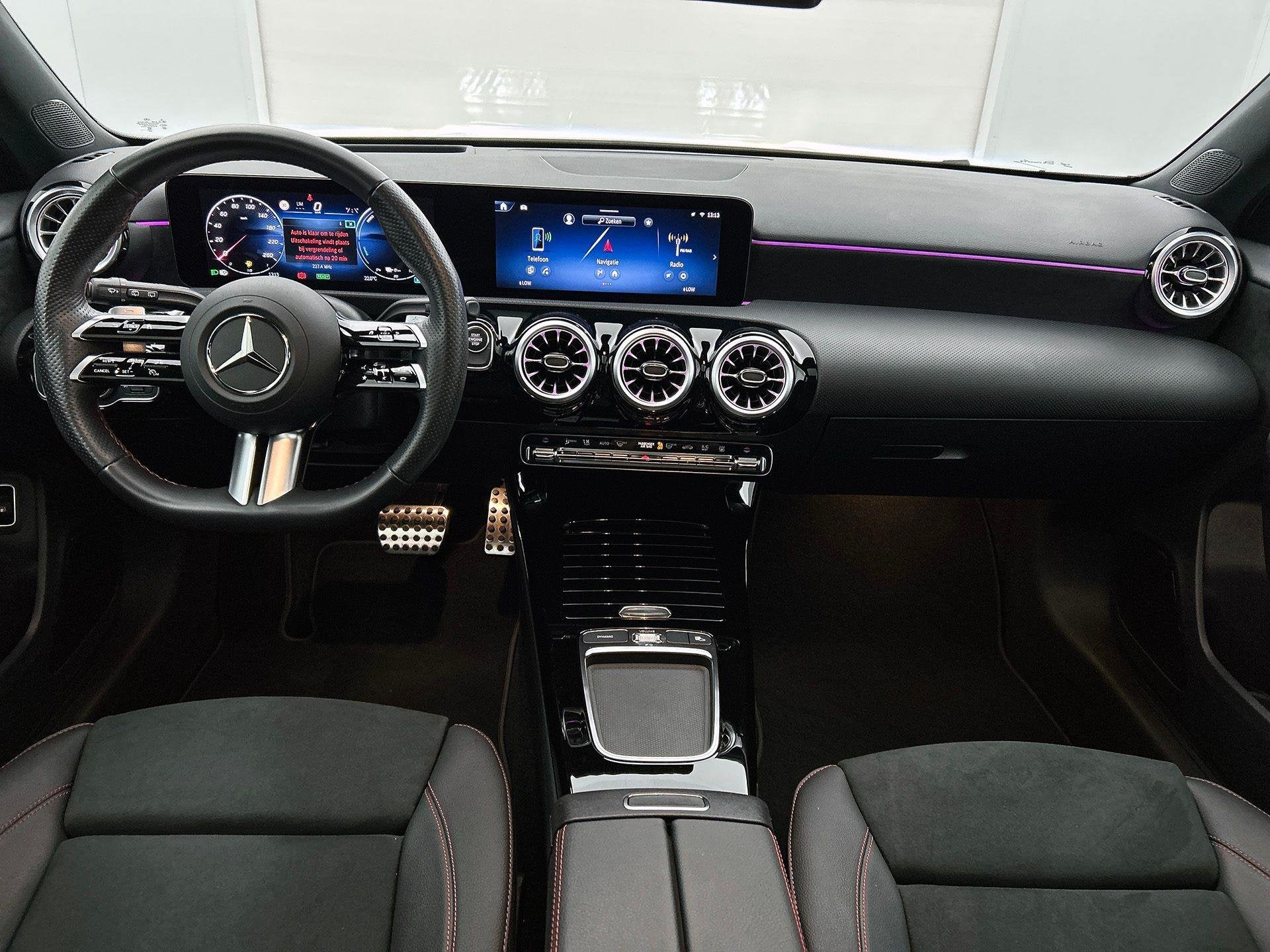 Mercedes-Benz A-Klasse 250 e Hatchback AMG Line | Panoramisc, Auto's, Dealer onderhouden, Stof, Gebruikt, Zwart