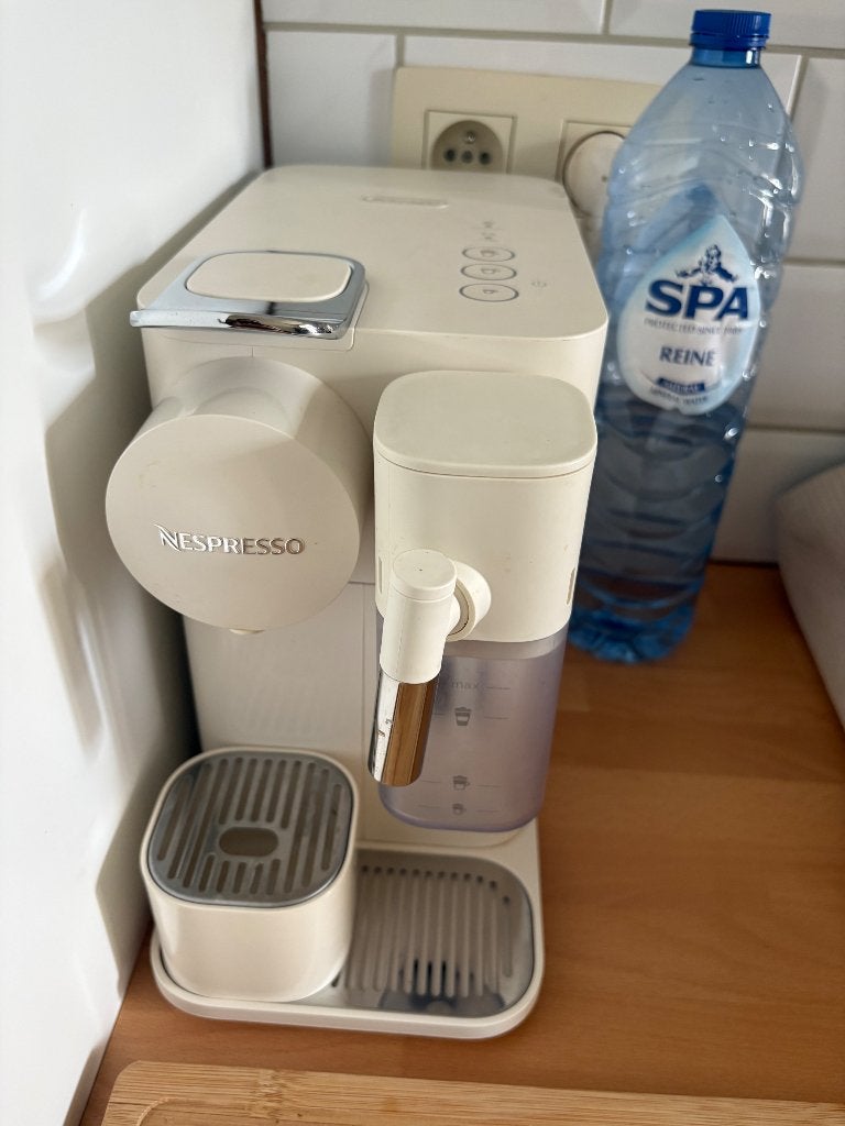 Machine à café Nespresso avec mousseur à lait, Electroménager, Réservoir d'eau amovible, Dosettes et capsules de café, Utilisé
