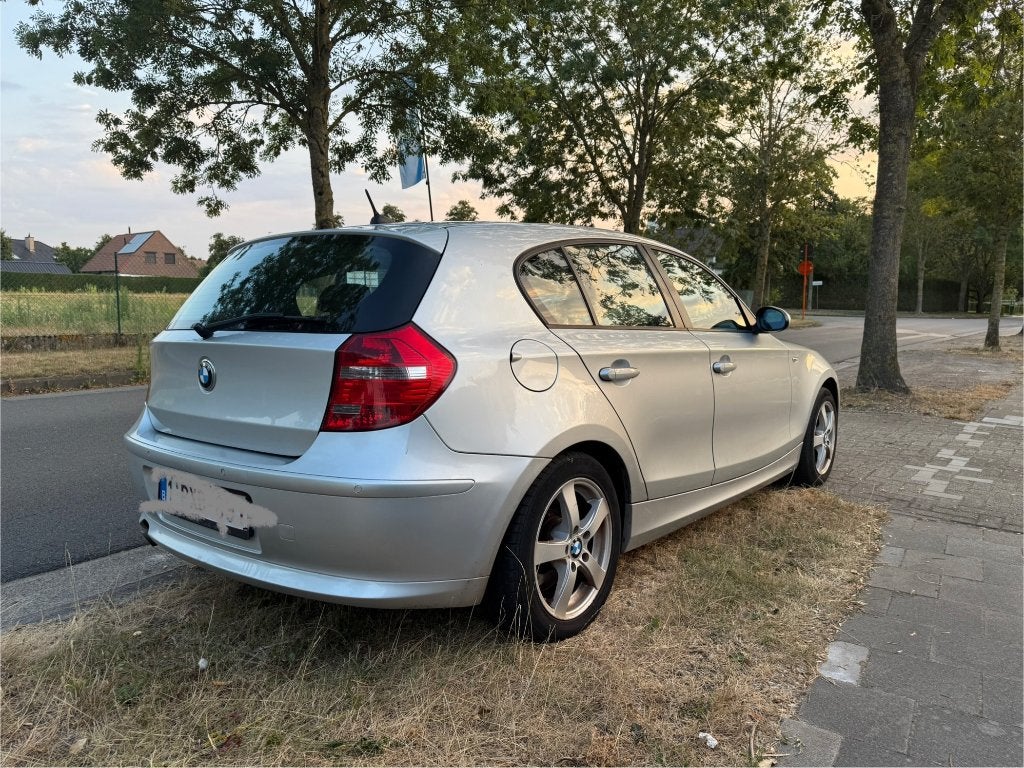 BMW 1, Autos, BMW, Argent ou Gris, Boîte manuelle, Noir, 5 portes
