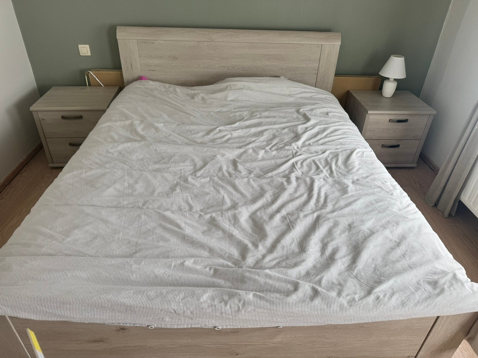 Zeer stevig bed met bijhorende nachttafels, Enlèvement, Comme neuf