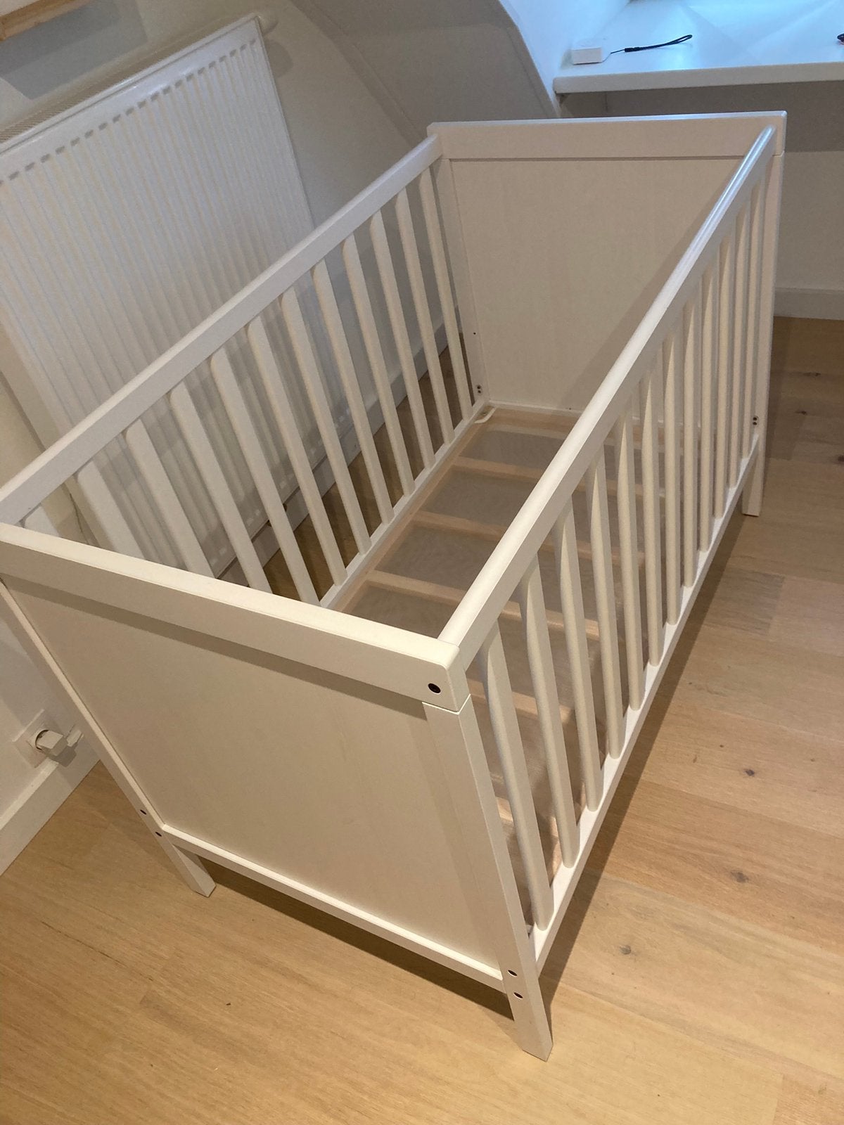 Sundvik ikea babybedje/ledikant, Kinderen en Baby's, Ophalen, Zo goed als nieuw, Ledikant