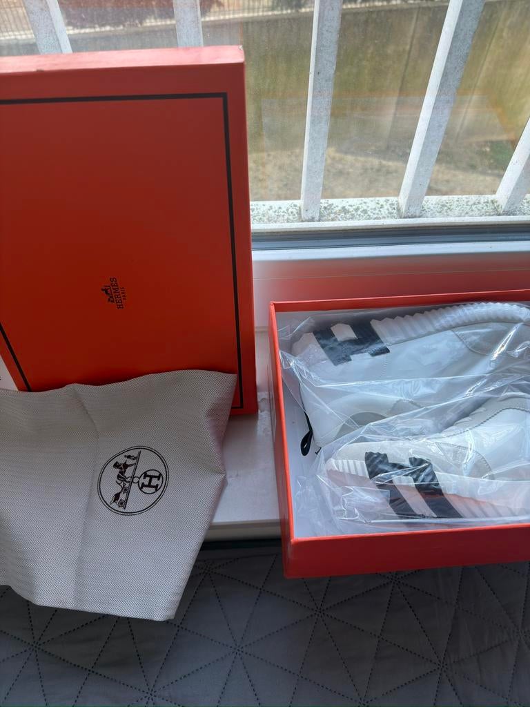 paire de hermès, taille ( 41 , 42 , 43 ) . blanche ., Enlèvement ou Envoi, Comme neuf, Blanc