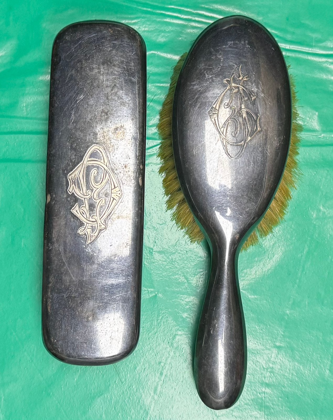 Twee mooie vintage borstelsets te koop, Handtassen en Accessoires, Uiterlijk | Haarverzorging, Ophalen, Gebruikt, Kam of Borstel
