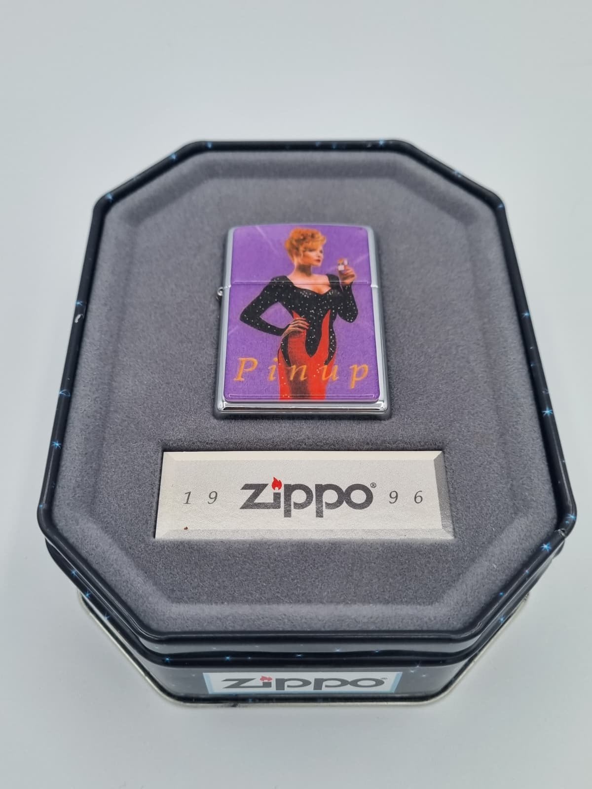 Pinup Girl Joan 1996, pièce à collectionner Zippo de l'année, Collections, Envoi, Neuf, Briquet