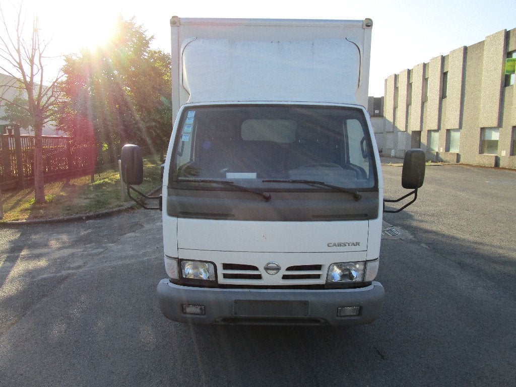 NISSAN CABSTAR 3.000 CC DIESEL , MEUBELBAK MET LIFT, Auto's, Bestelwagens en Lichte vracht, Wit, Bedrijf, Grijs, 2 deurs