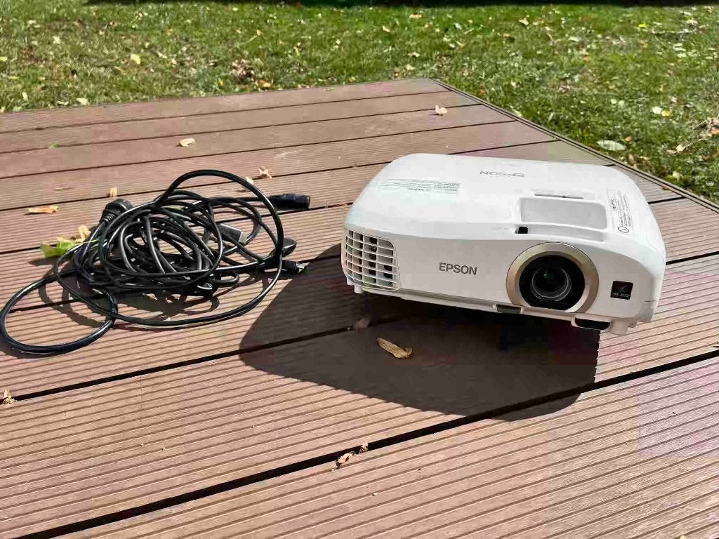 Epson Home Cine 3LCD Full HD-videoprojector met kabels, Ophalen of Verzenden, Zo goed als nieuw
