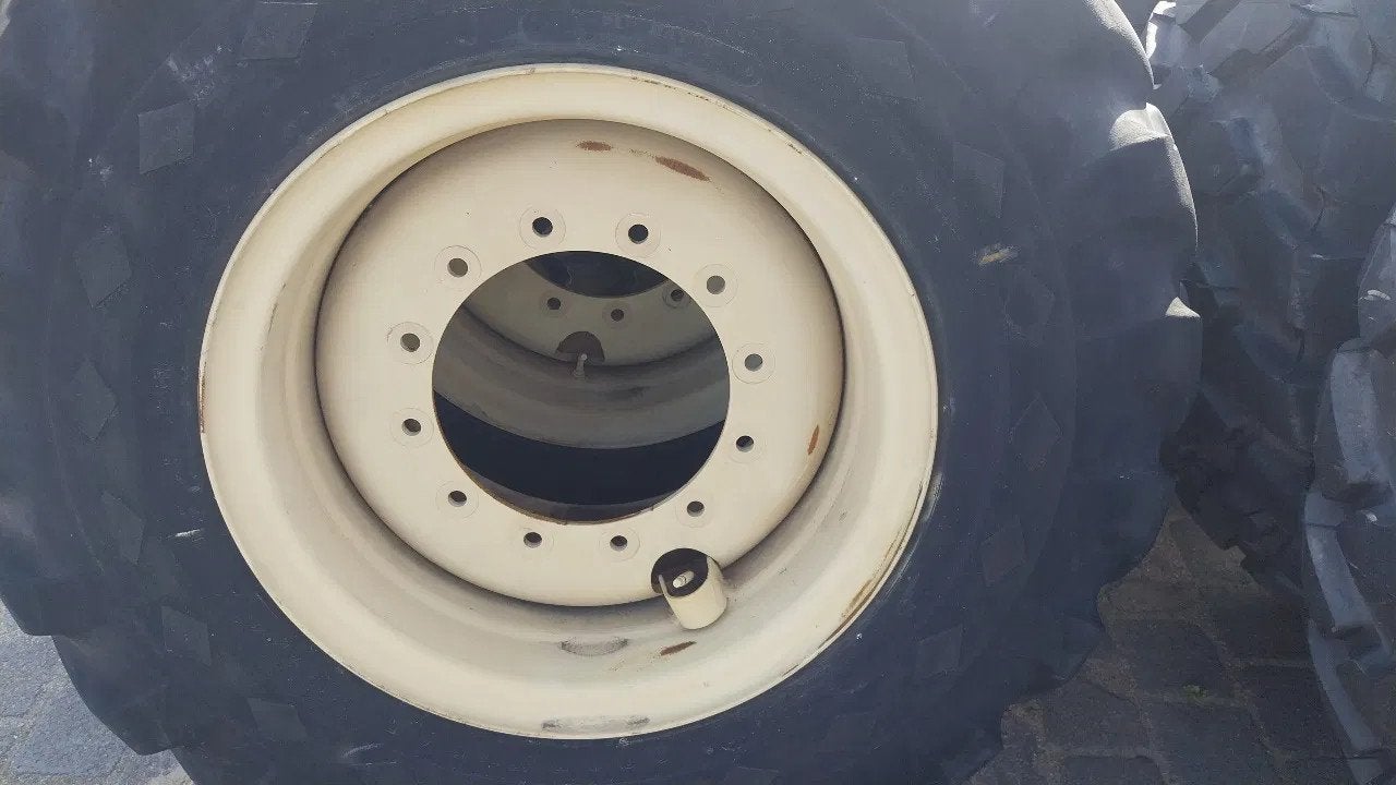 Goodyear 17.5-25 tires 2 pieces on rim