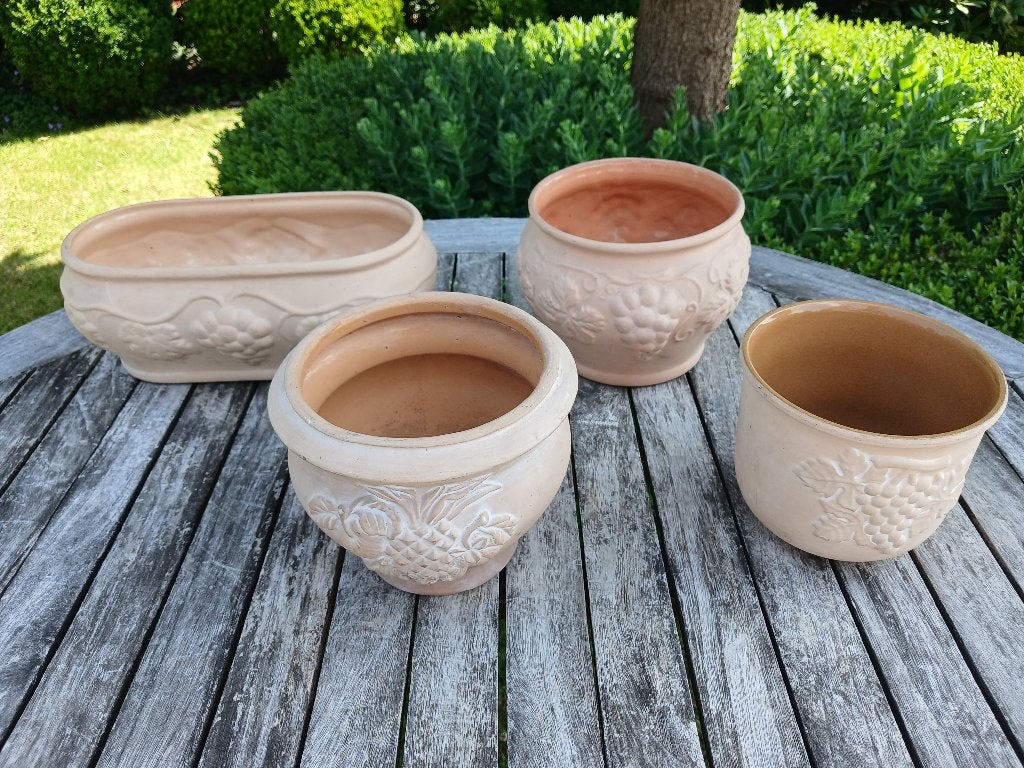 Vintage bloempotten Italy Terracotta reliëf  4st, Tuin en Terras, Ophalen of Verzenden, Terracotta, Binnen