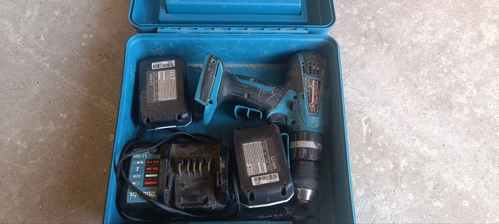 Makita accu boormachine HP4570 + lader en 2x accu, Enlèvement ou Envoi, Perceuse
