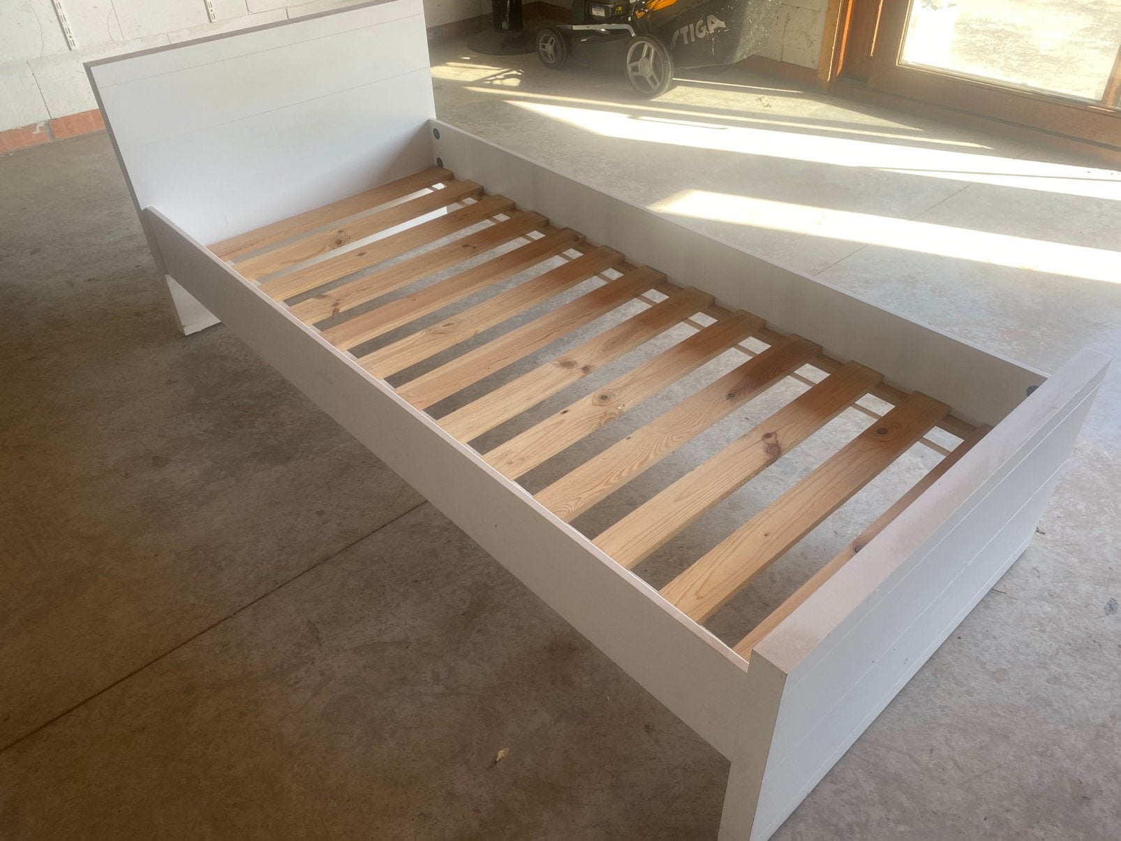 Lit simple blanc raffiné avec classe Latoflex et matelas, 90 cm, Enlèvement, 200 cm, Une personne