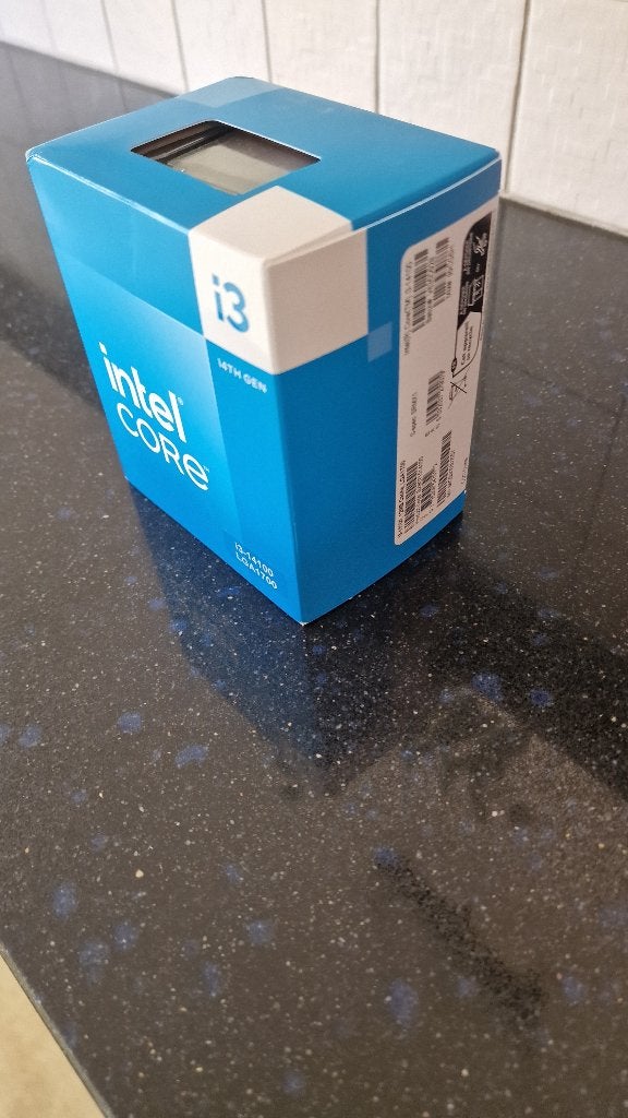 Intel Core i3-14100 (Socket LGA1700) - complete doos, Computers en Software, 4-core, Ophalen of Verzenden, Zo goed als nieuw, 4 Ghz of meer