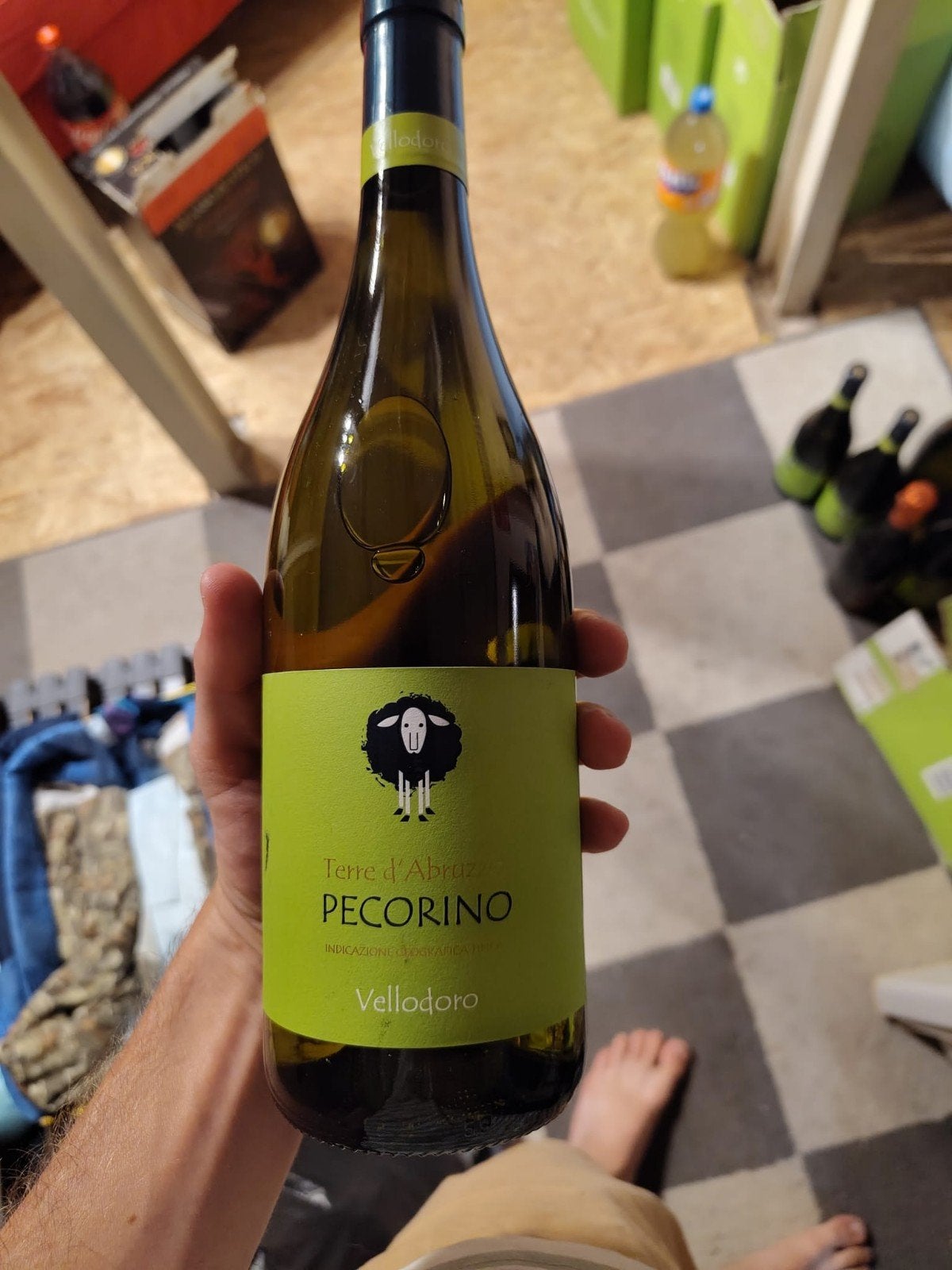 Vin rouge et blanc, Enlèvement, Vin rouge