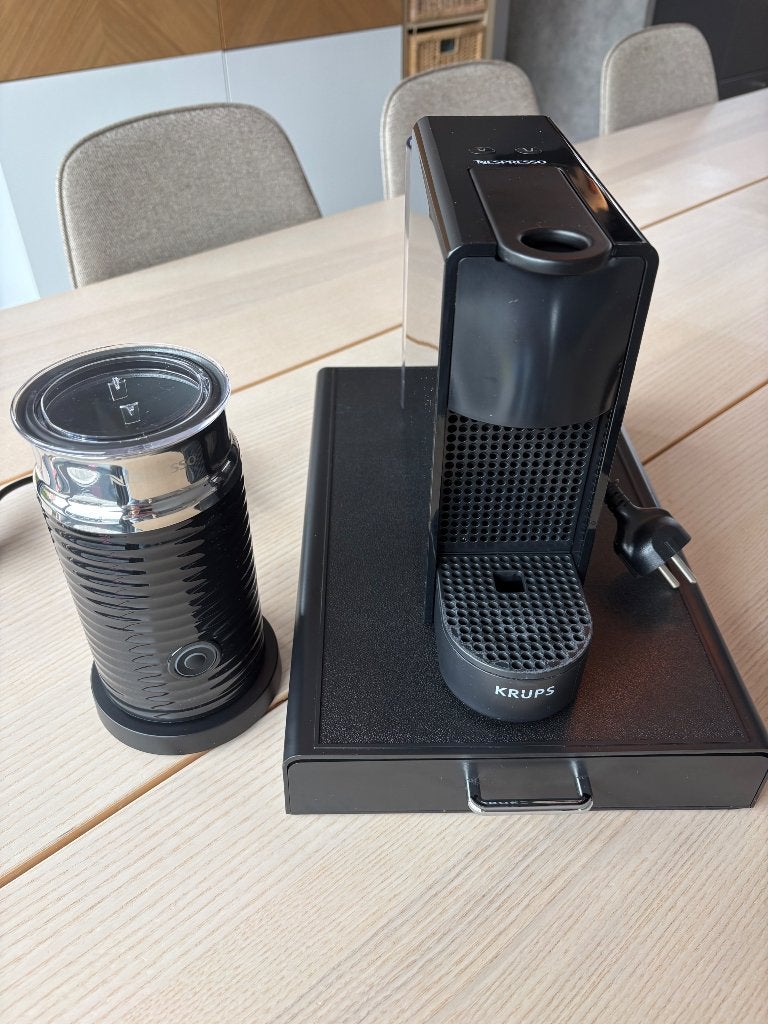 Krups Essenza Mini met melkopschuimer, Elektronische apparatuur, Koffiezetapparaten, Ophalen, Gebruikt, Koffiemachine, 1 kopje