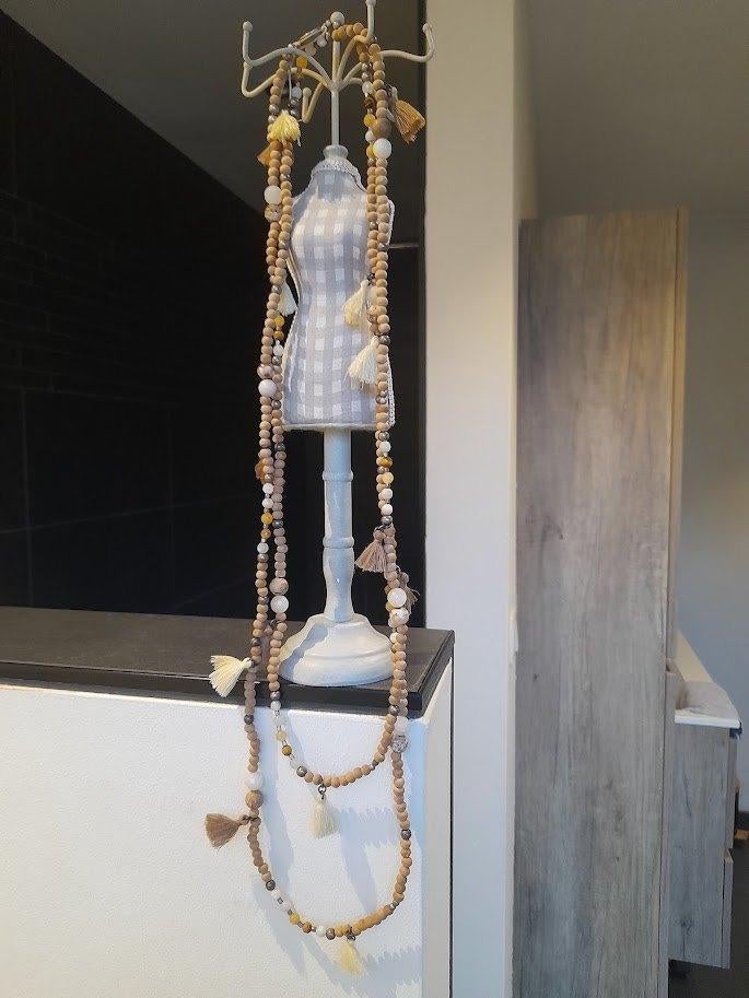 Collier boho fait main avec perles en bois et pompons, Bijoux, Sacs & Beauté, Colliers, Comme neuf, Beige, Réglable, Enlèvement ou Envoi