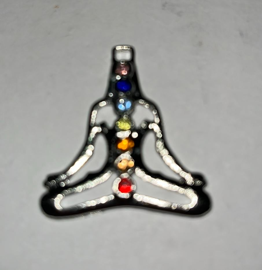 7 Chakra hangertje - Meditatie houding - 38mm x 32mm, Overige materialen, Nieuw, Ophalen of Verzenden, Overige kleuren