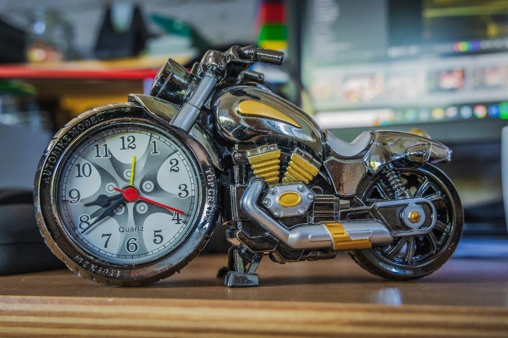 bureauklok in de vorm van een motor, Enlèvement ou Envoi, Comme neuf, Analogique, Réveil ou Horloge