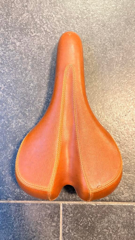 Fietszadel specialized cognacbruin, Fietsen en Brommers, Ophalen of Verzenden, Zo goed als nieuw