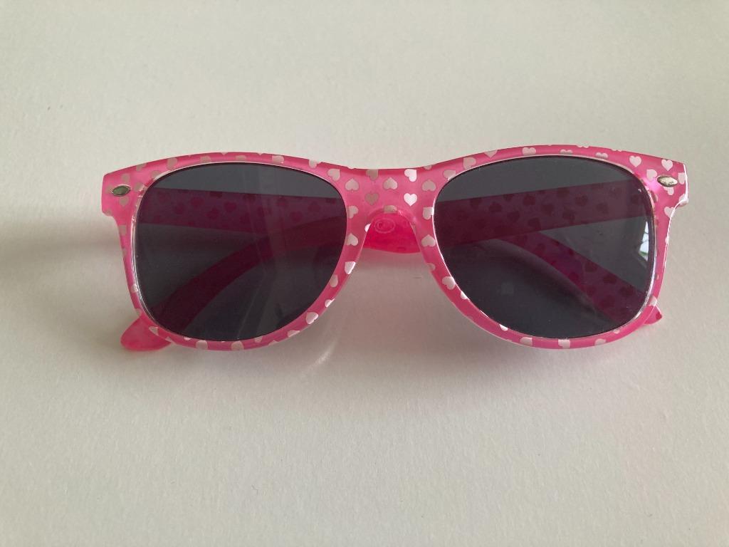 Roze zonnebril met witte hartjes - C&A, Enfants & Bébés, Accessoires de mode pour enfants, Enlèvement ou Envoi, Utilisé, C&A