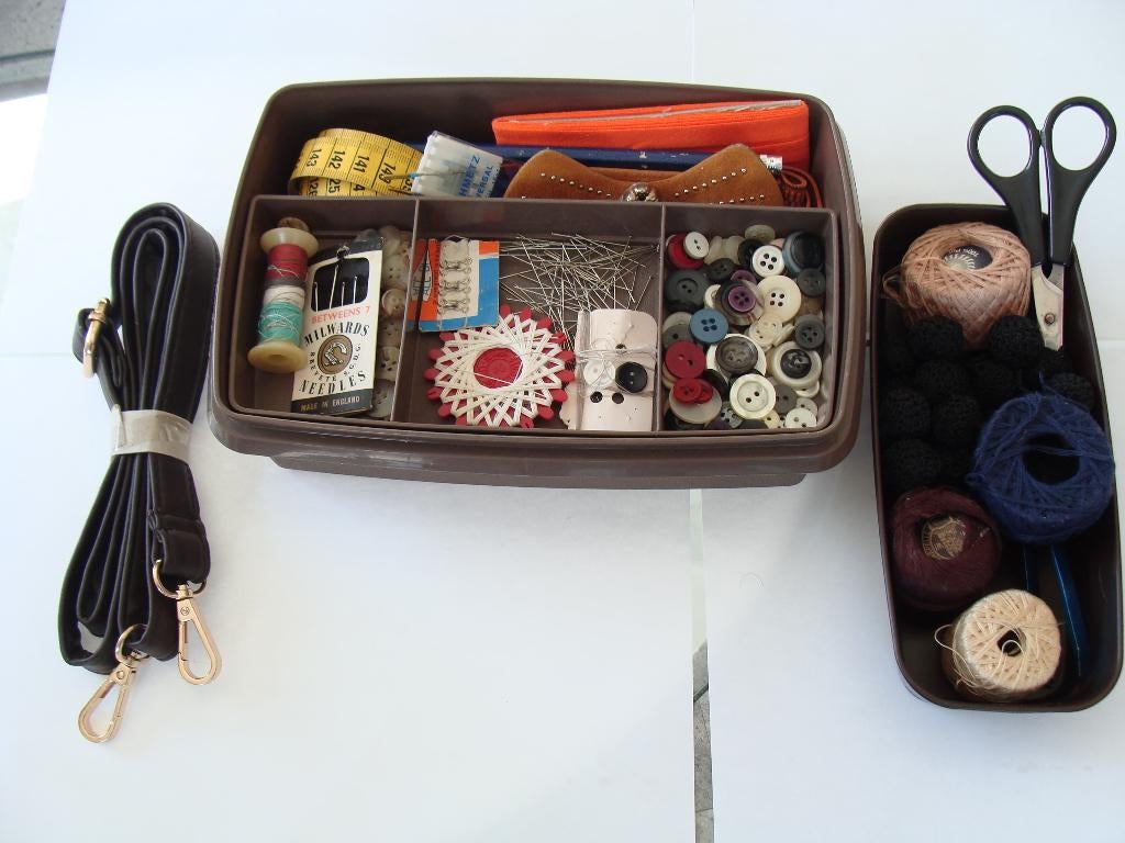 boite à couture Tuppercaft, avec accessoires, vintage, Enlèvement ou Envoi, Comme neuf, Autres types