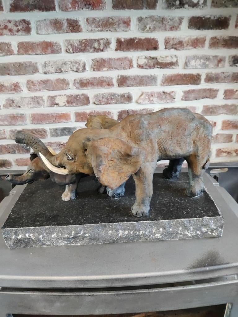 Olifantenbeeld met jong in terracotta op marmer, Ophalen