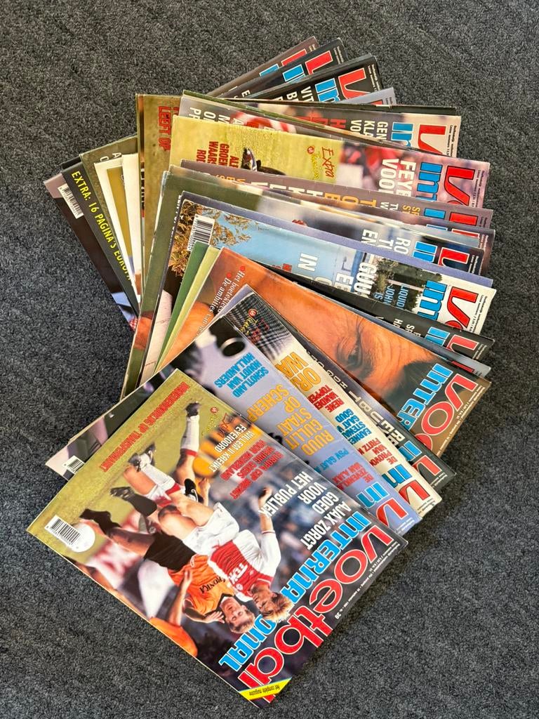 +/- 102 voetbaltijdschriften jaren ‘90, Ophalen, Zo goed als nieuw