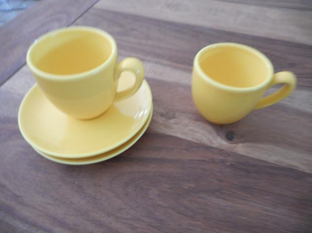 2 petites tasses + sous-tasses, Ophalen of Verzenden, Zo goed als nieuw