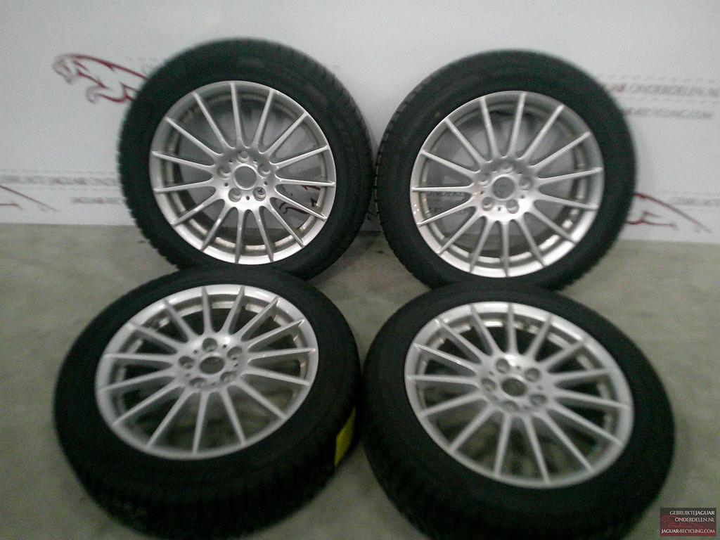 17″ Jaguar XE velgen set met Pirelli winterbanden set 2, Auto-onderdelen, Gebruikt, -, -, Banden en Velgen