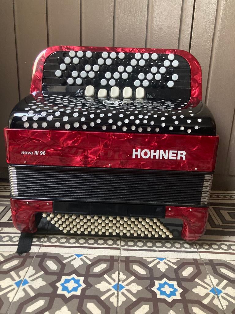 Accordeon Hohner nova III 96, Muziek en Instrumenten, Accordeons, Ophalen, Met koffer, Zo goed als nieuw, 96-bas