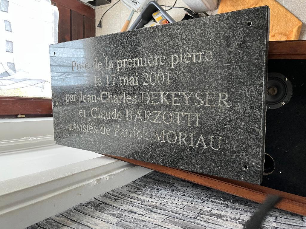 PLAQUE EN MARBRE CLAUDE BARZOTTI, Enlèvement, Comme neuf