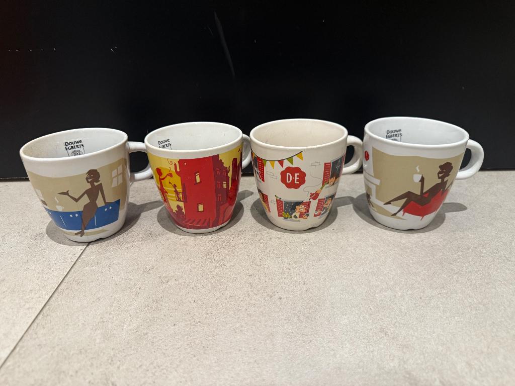 4 mugs Douwe Egberts, Maison & Meubles, Cuisine | Vaisselle, Enlèvement ou Envoi, Neuf, Tasse(s) et/ou soucoupe(s)