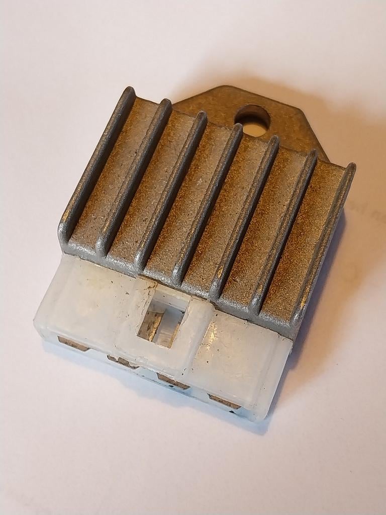 Spanningsregelaar 12 volt, Fietsen en Brommers, Brommeronderdelen | Algemeen, Ophalen of Verzenden