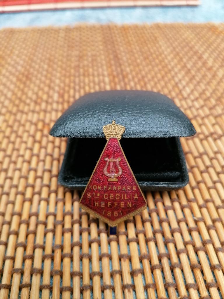 Vintage broche kon. Fanfare st. Cecilia Heffen, Verzenden