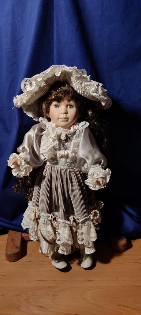 Poupée en porcelaine sur pied, Enlèvement ou Envoi, Utilisé, Poupée, Réaliste ou Reborn