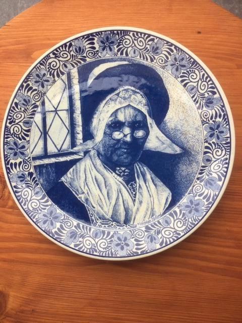 Bord in Delfts blauw: portret van oude vrouw, Ophalen of Verzenden