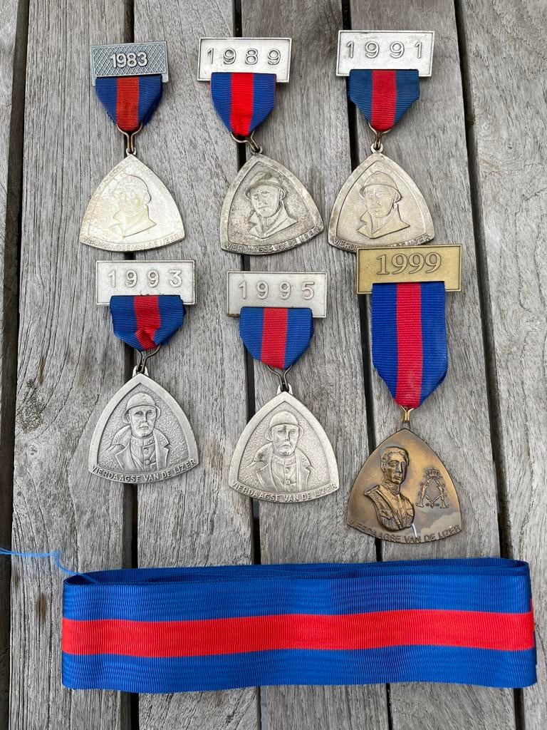 Lot de médailles des 4 jours de l'Yser, Envoi, Emblème ou Badge