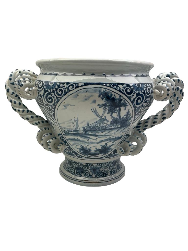 Vase jasmin à anses torsadées bleu blanc Delft ou Nevers