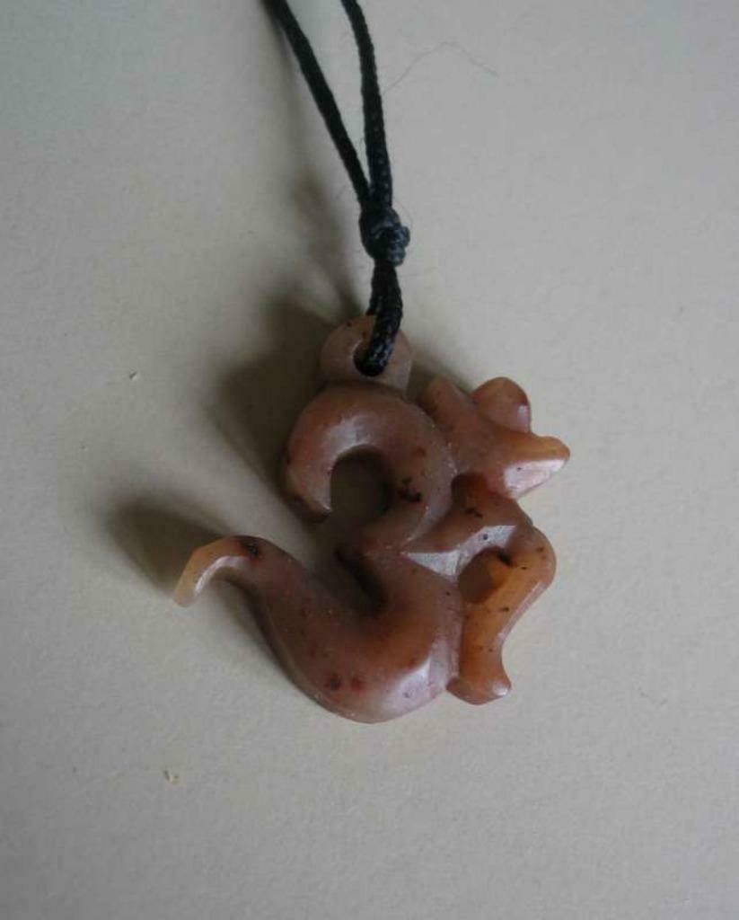 Pendentif AUM en pierre avec cordon OM Inde artisanat, Pierre ou Minéral, Enlèvement ou Envoi, Croix ou Symbole, Neuf