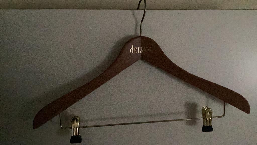 Houten massieve kledinghangers DELMOD, Huis en Inrichting, Ophalen, Zo goed als nieuw, Hout