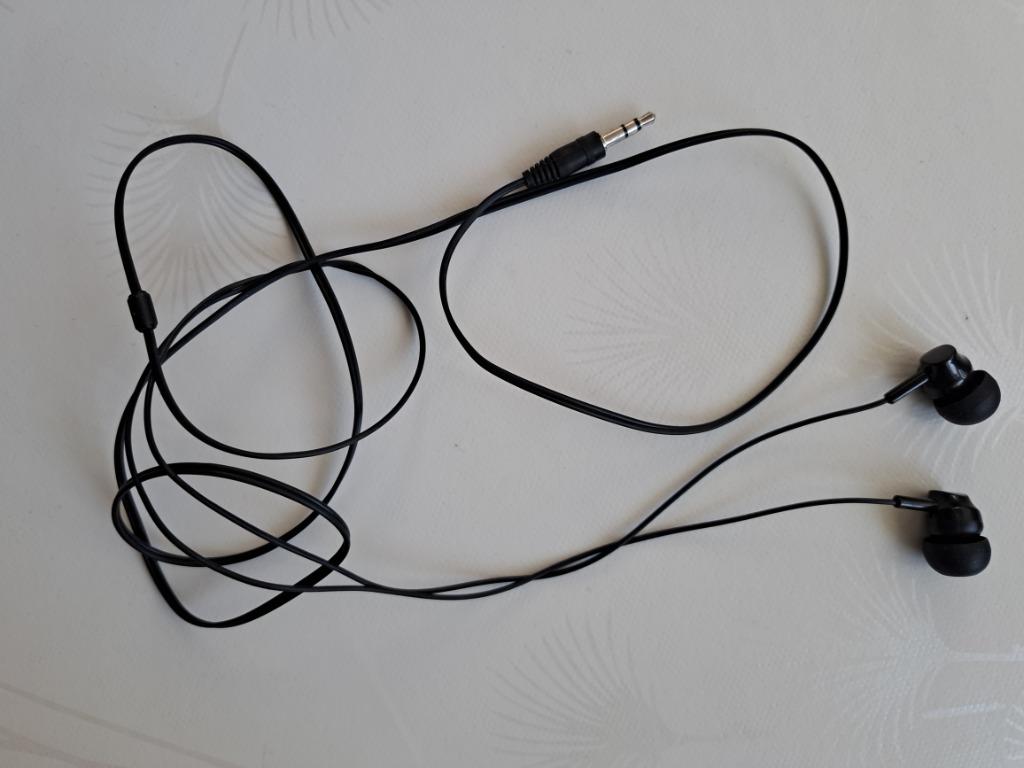 Zwarte oortelefoon. jackplug. Werkt perfect, Ophalen of Verzenden, Zo goed als nieuw, In oorschelp (earbud)